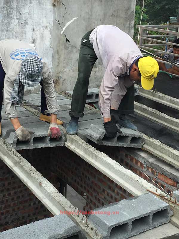 Công nhân lắp đặt sàn bê tông nhẹ tại một công trình xây dựng