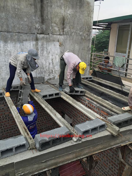 Công nhân lắp đặt sàn bê tông nhẹ cải tạo nhà cửa tại Hà Nội
