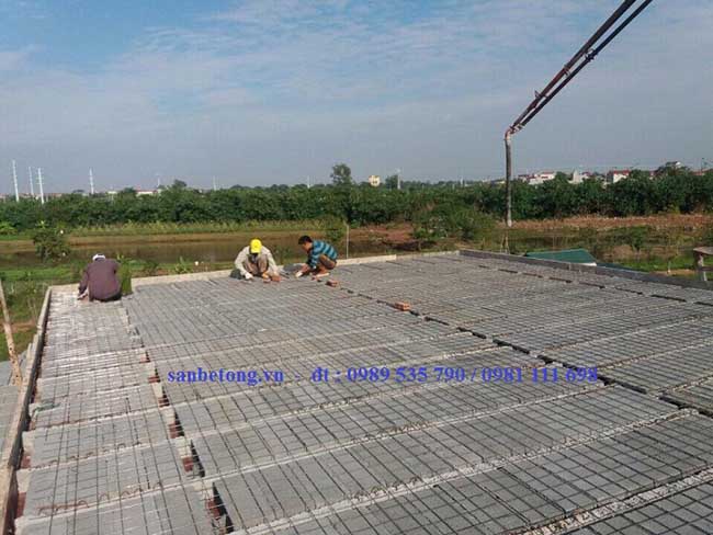 Công nhân thi công lớp cốt thép dự ứng lực cho sàn bê tông nhẹ