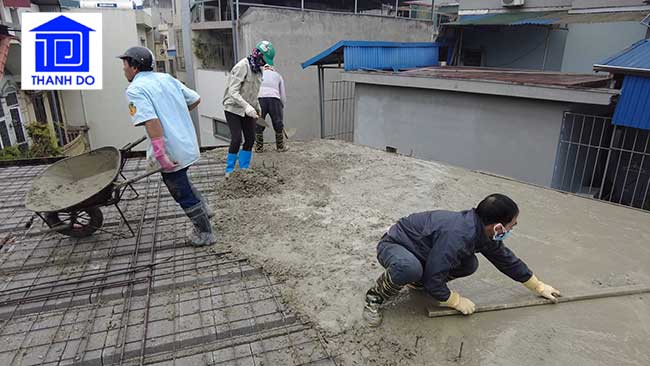 Đổ lớp bê tông tươi phía bê trên để tạo liên kết cho sàn bê tông siêu nhẹ An Gia Bình