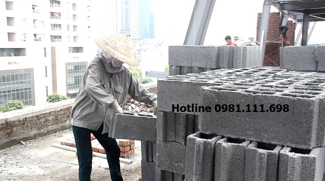 Công nhân vận chuyển gạch bê tông nhẹ Block