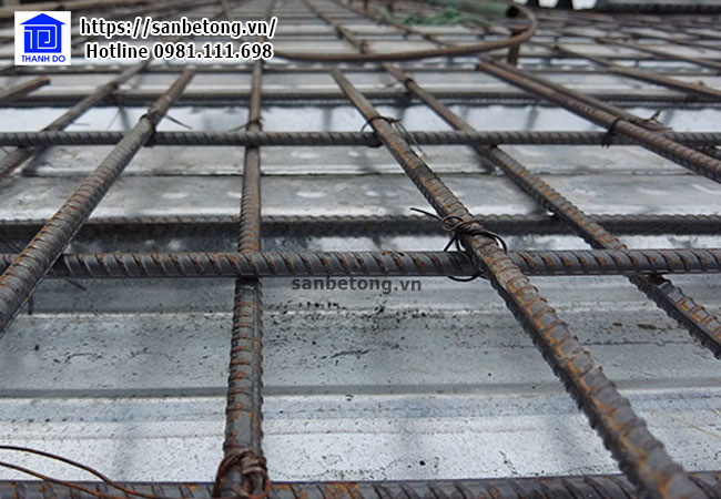 Lớp cốt sắt và lớp tôn trước khi đổ bê tông