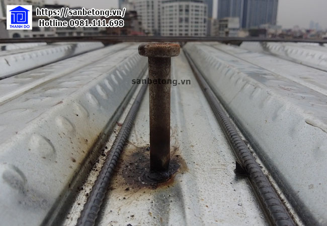 Đinh tán và lớp tôn lót sàn bê tông Decking