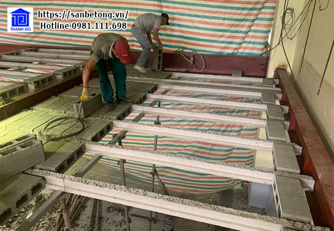Các viên gach bê tông nhẹ Block được công nhân lắp ghép cho hệ sàn bê tông nhẹ An Gia Bình