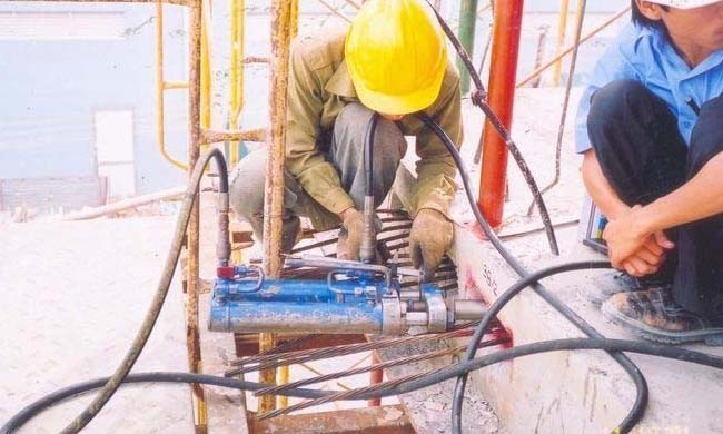 Kéo căng cáp dự ứng lực trước cho kết cấu sàn bê tông dự ứng lực trước