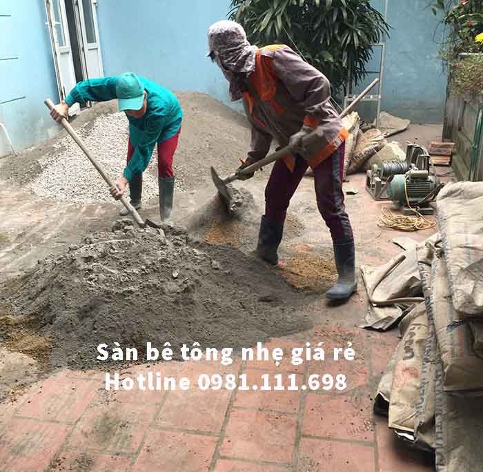 Công nhân trộn bê tông tạo liên kết