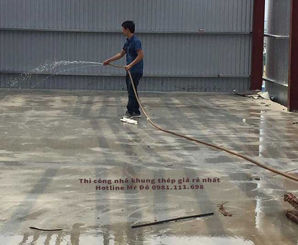 tưới nước bảo dưỡng mặt sàn bê tông