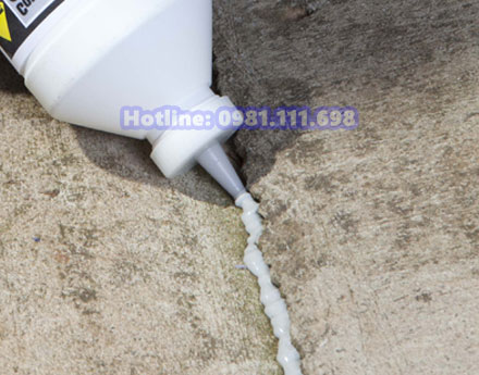 Bơm keo xử lý vết nứt sàn bê tông