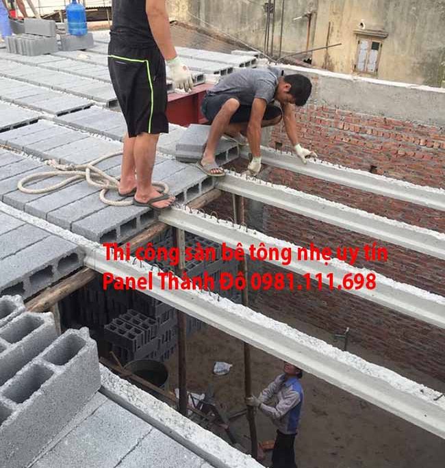 Công nhân lắp đặt gạch bê tông siêu nhẹ vào dầm của sàn bê tông nhẹ