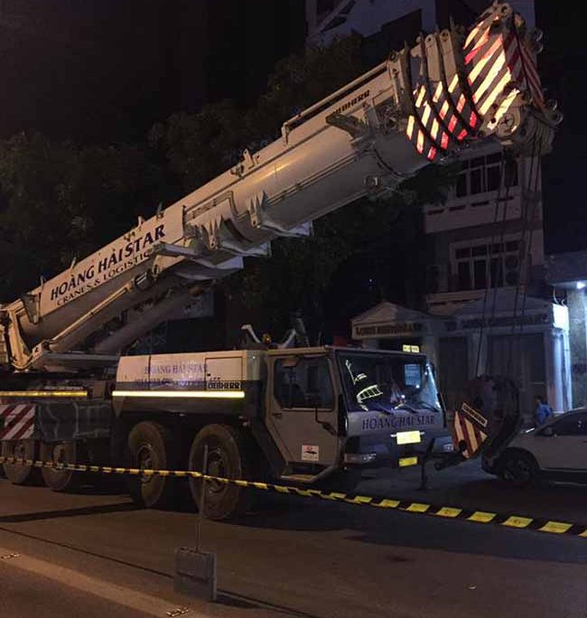 Xe cẩu đưa vật liệu phục vụ thi công 300m2 sàn bê tông nhẹ
