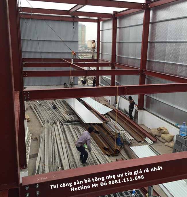 Công nhân khẩn trương thi công khung thép tiền chế