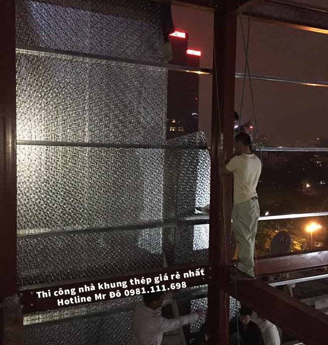 Công nhân thi công khung thép tiền chế ban đêm để kịp tiến độ bàn giao
