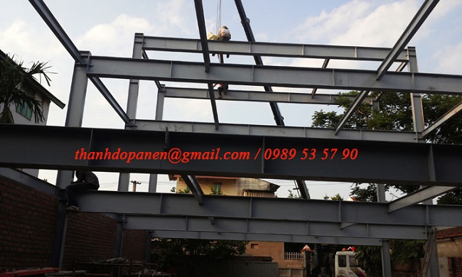 Công nhân lắp đặt khung thép đúng kỹ thuật và bản vé