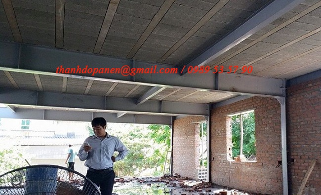 Mặt dưới của nhà khung thép và sàn bê tông nhẹ