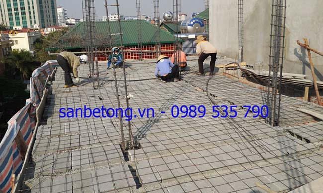 Công nhân thi công cốt thép cho sàn bê tông nhẹ