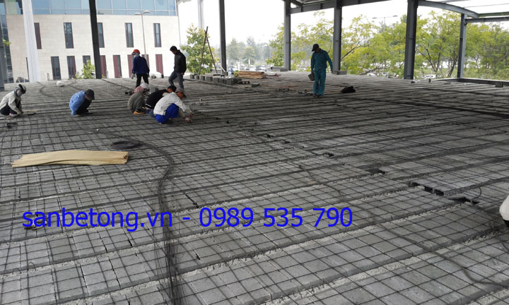 Công nhân lắp đặt lớp cốt thép dự ứng lực cho sàn bê tông nhẹ