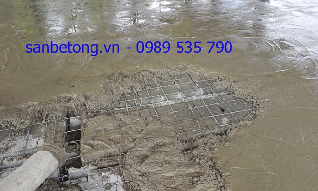 Đổ lớp bê tông tươi tại kết dính cho sàn bê tông nhẹ tại TT Hội nghị Quốc gia