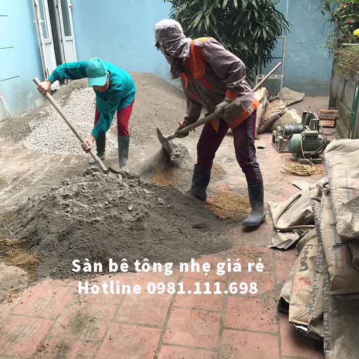 Công nhân trộn bê tông tạo liên kết