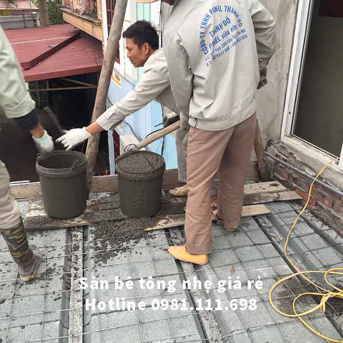 Công nhân vận chuyển bê tông để đổ lên mặt sàn bê tông nhẹ tạo liên kết 