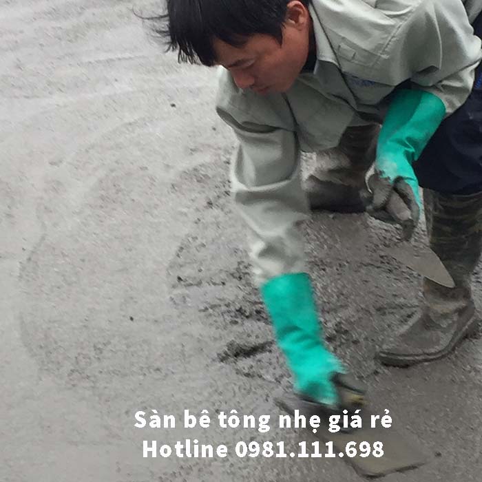 Công nhân làm phẳng mặt bê tông tươi
