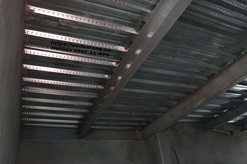 Mặt dưới sàn bê tông Decking và nhà khung thép tại Nghi Tàm khi được hoàn thành