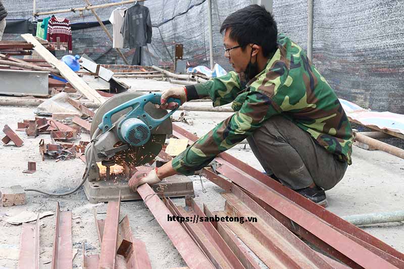 Công nhân tận dụng các khung thép cũ của gia chủ
