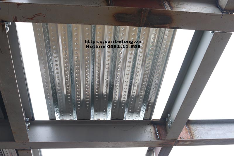 Tấm tôn lượn sóng chuẩn bị để thi công sàn bê tông Decking và nhà khung thép tại nhà số 16 ngõ 310 Nghi Tàm - Tây Hồ - Hà Nội.