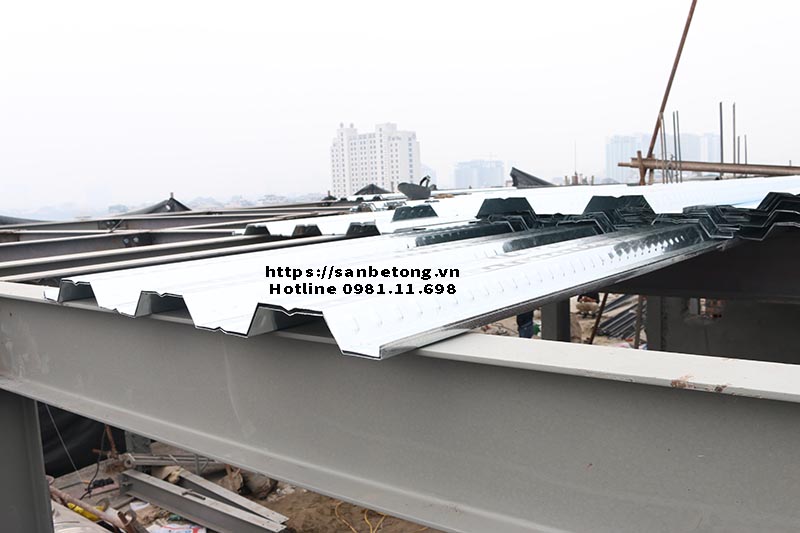 Cận tấm tôn sử dụng thi công sàn bê tông Decking