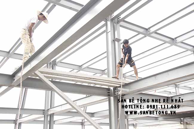 Công nhân lắp đặt dầm bê tông dự ứng lực