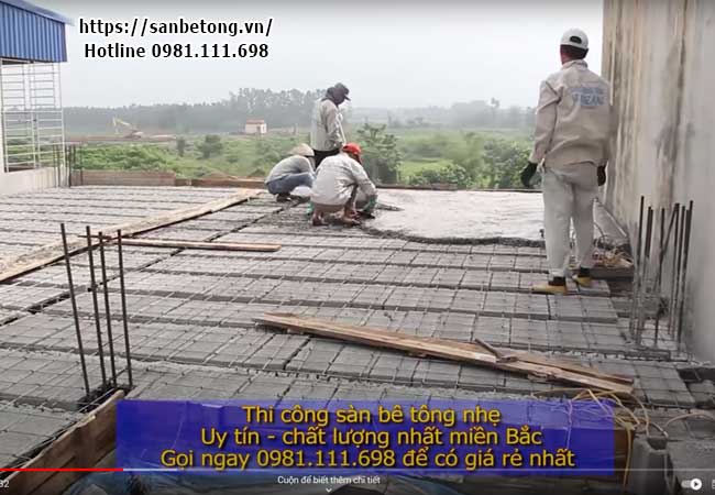 Công nhân tiến hành đổ bò bê tông cho sàn bê tông nhẹ xuân mai