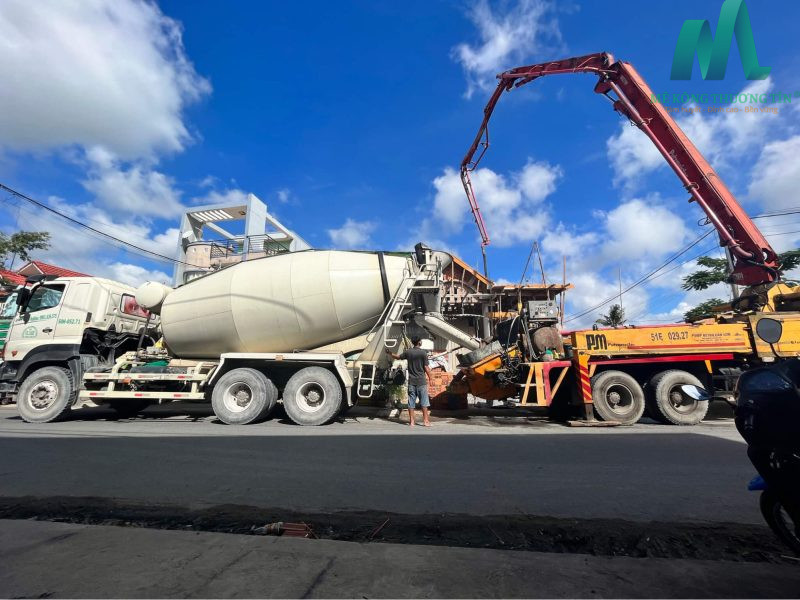 Xe bồn chở bê tông tươi của Mê Kông Thương Tín