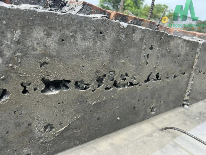 Bê tông bị rỗ tổ ong nghiêm trọng tại cột công trình