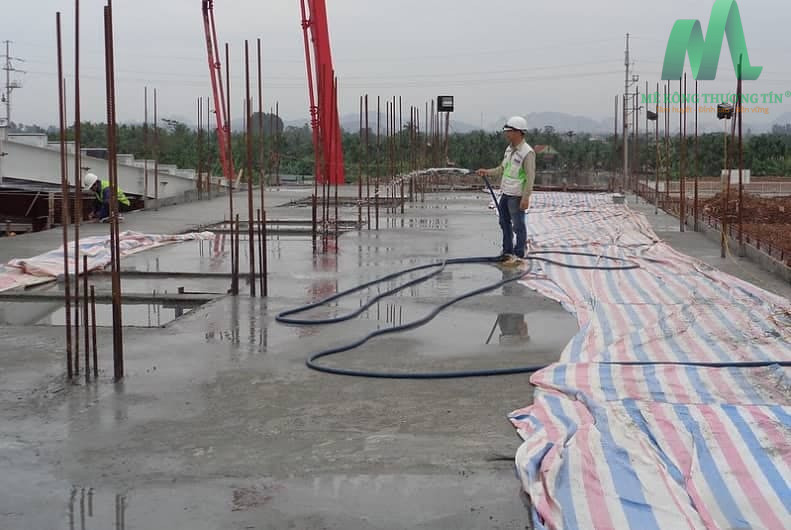 Bảo dưỡng bê tông đúng cách 7 ngày giúp ngăn ngừa rỗ tổ ong