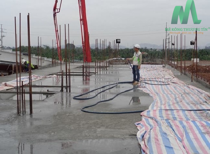Duy trì độ ẩm cho bê tông bằng cách ngâm hoặc phun nước