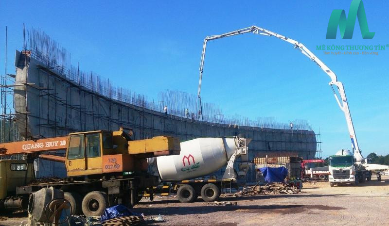 Xe bơm bê tông tươi – phương tiện di chuyển bê tông đến công trình
