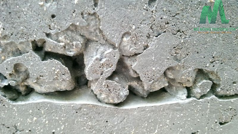 Bề mặt bê tông bị rỗ bởi trời mưa to