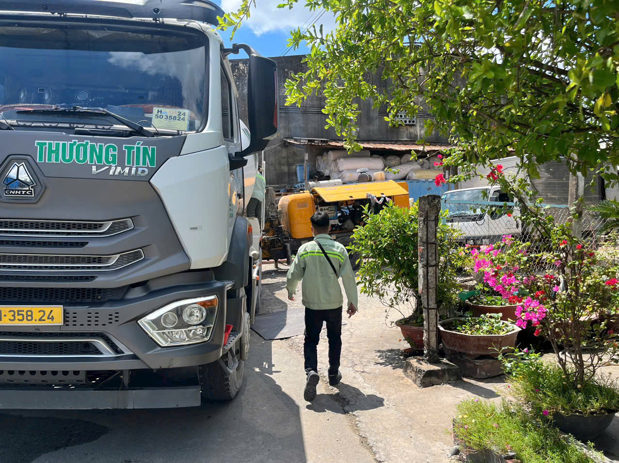 Công nhân thi công đổ bê tông tươi quận 5 tại công trình thực tế