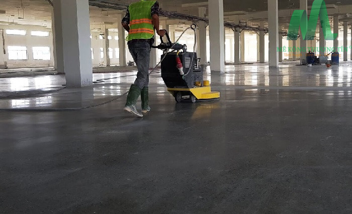 Dùng máy đánh bóng sàn theo đúng kỹ thuật