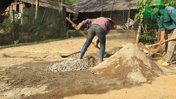 cách trộn xi măng thủ công