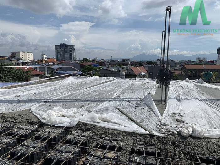 Phủ lớp nilon cho bề mặt bê tông