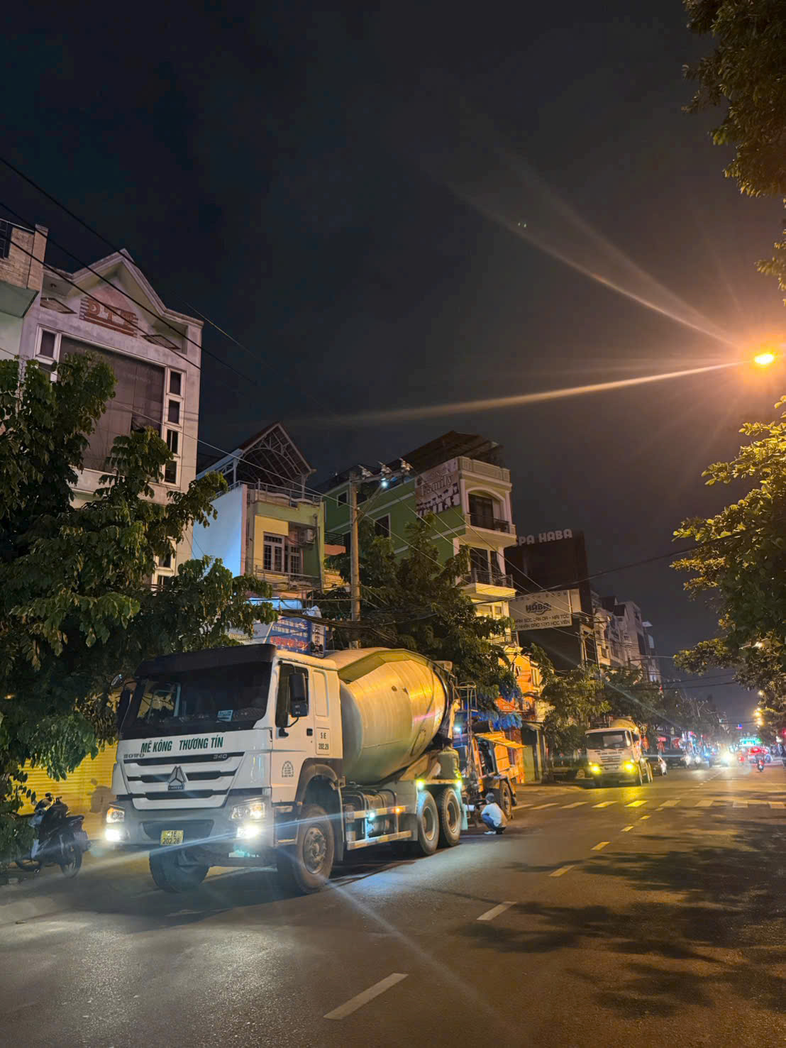 Xe bồn chở bê tông tươi quận 3 của Mê Kông Thương Tín tại công trình