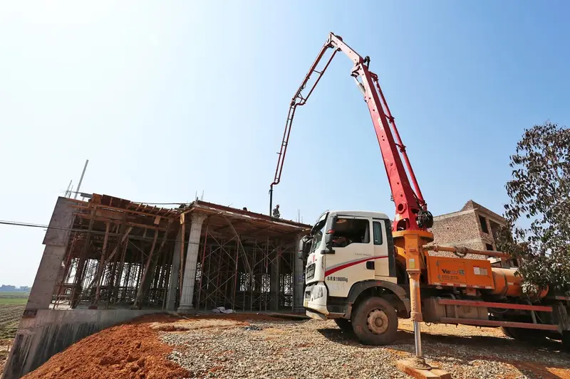 Máy bơm bê tông tươi dạng cần phù hợp với nhiều công trình